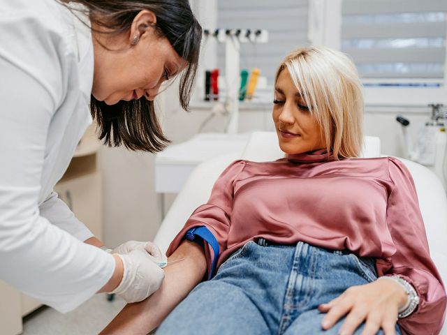 Fotel zabiegowy do pobierania krwi – na co zwrócić uwagę przy zakupie?